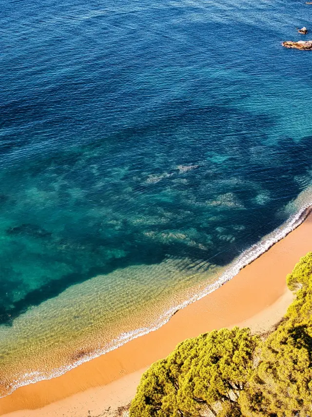 Vue aérienne des Issambres Vue aérienne des plages de sable fin et des eaux turquoise des Issambres, station balnéaire de Roquebrune-sur-Argens.