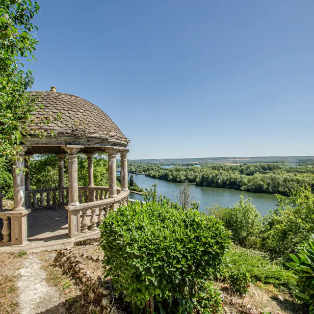Vue Sur La Seine Depuis Le Temple De Lamour @agencepainetvin