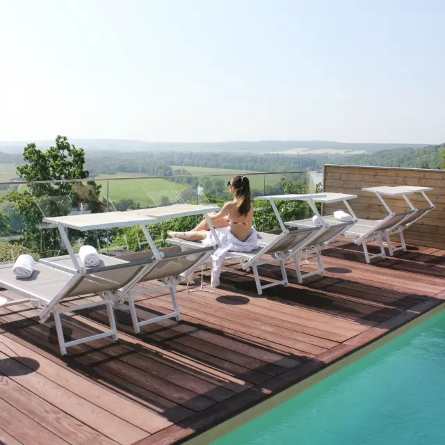 Détente au bord de la piscine du Domaine de la Corniche.