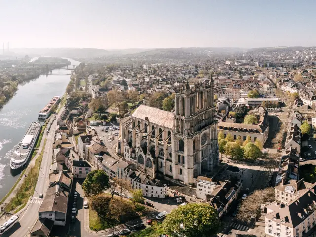 Vue aérienne de Mantes-la-Jolie