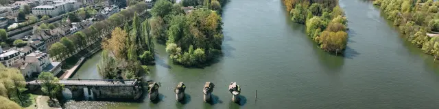 Vue aérienne du vieux point de Poissy